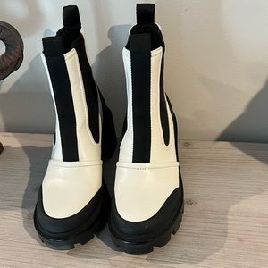 EUC Tory Burch Chelsea Boots size 10.5 Ivory and Black